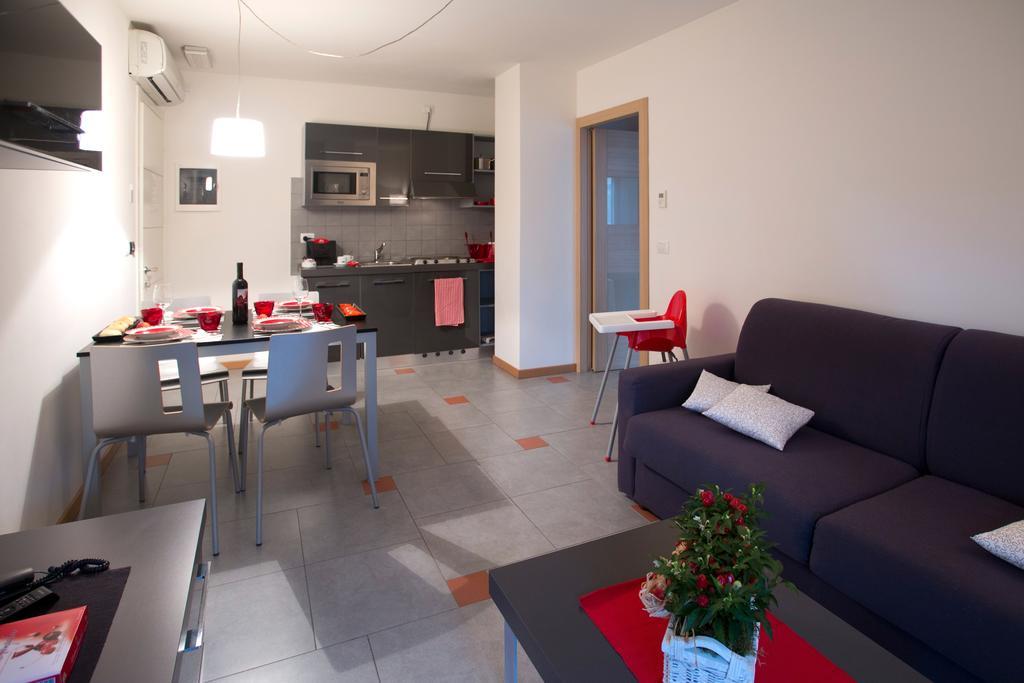 Lacroma Aparthotel Grado Phòng bức ảnh