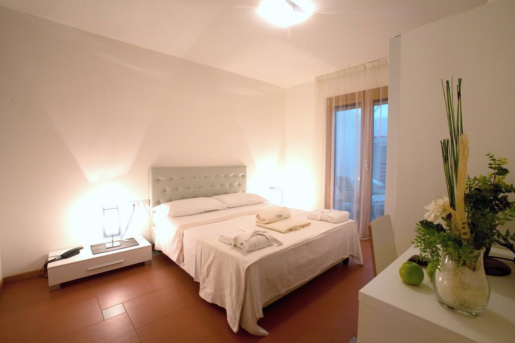 Lacroma Aparthotel Grado Phòng bức ảnh