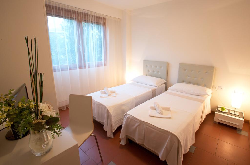 Lacroma Aparthotel Grado Phòng bức ảnh